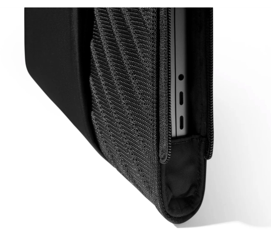 Tomtoc Voyage-A10 MacBook Pro 16" suoja, musta
