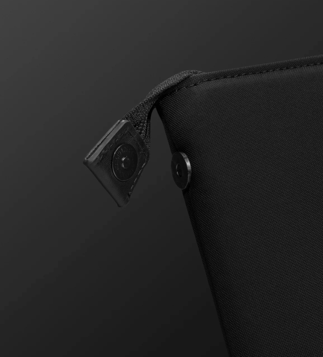 Tomtoc Voyage-A10 MacBook Pro 16" suoja, musta