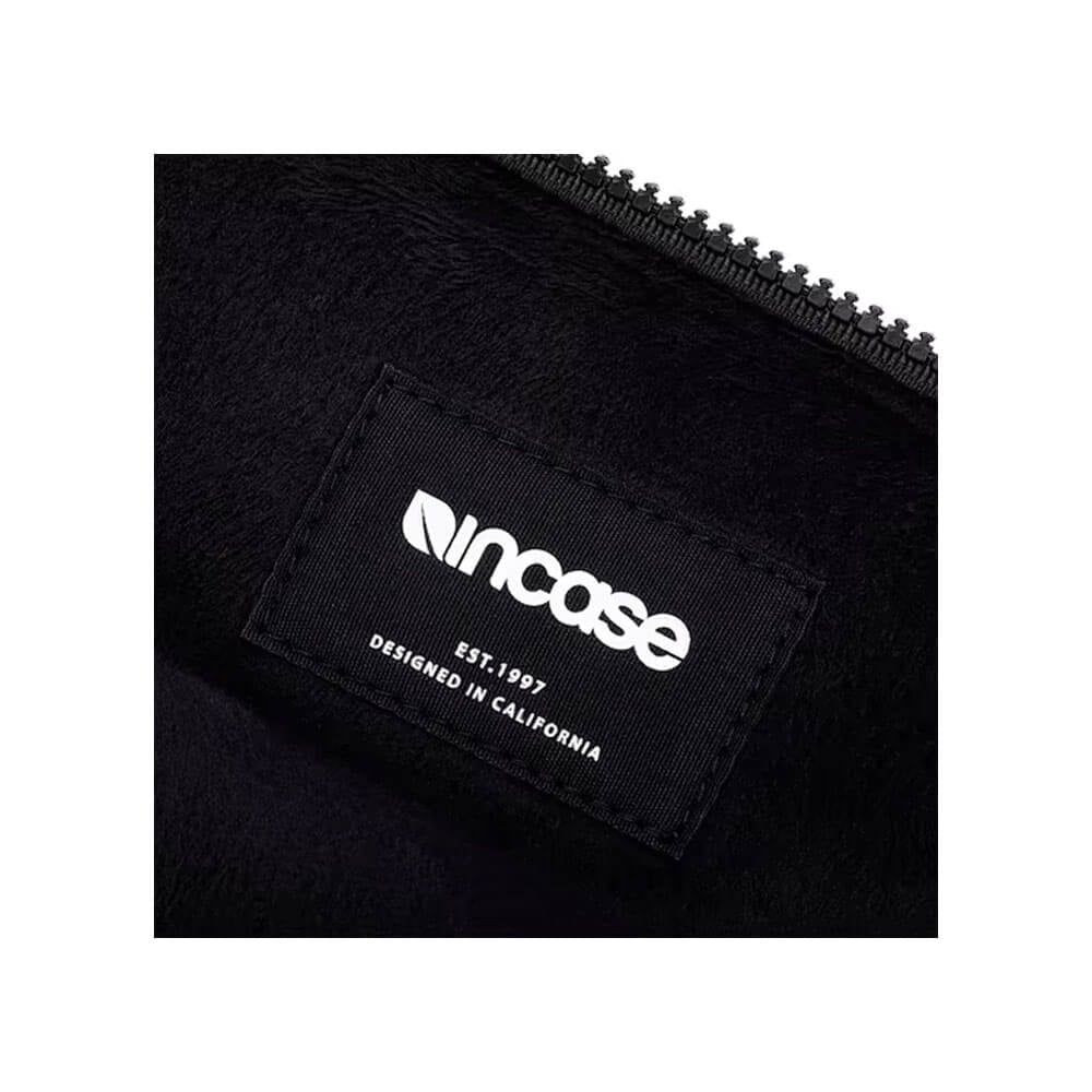 Incase Compact Sleeve Woolenex MacBook Pro 14" suojatasku - musta