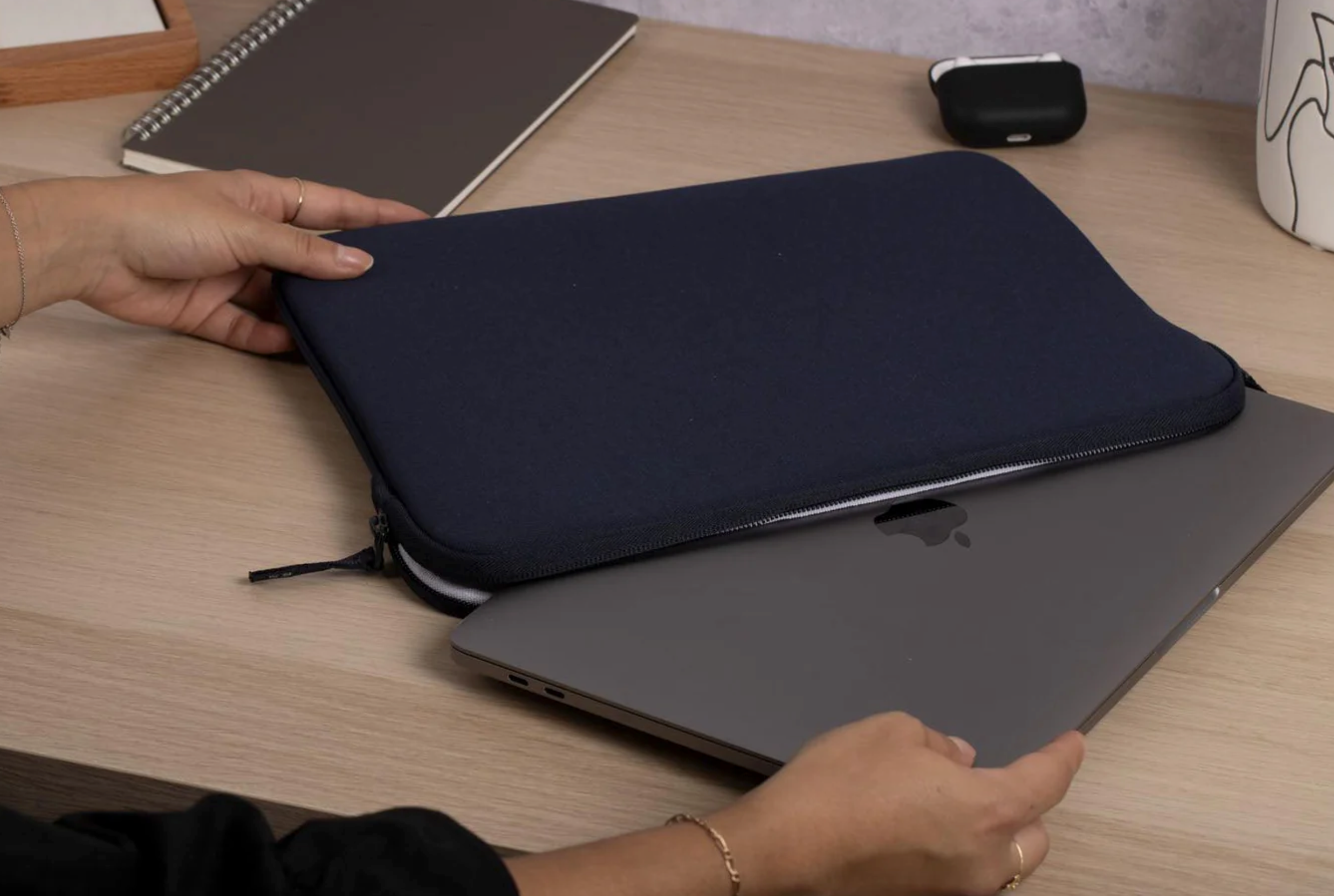 MW Life Sleeve MacBook Air 15" suojakotelo, Basics 2Life, tumman sininen